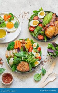 Čaša vode, voće i dnevnik zahvalnosti na stolu